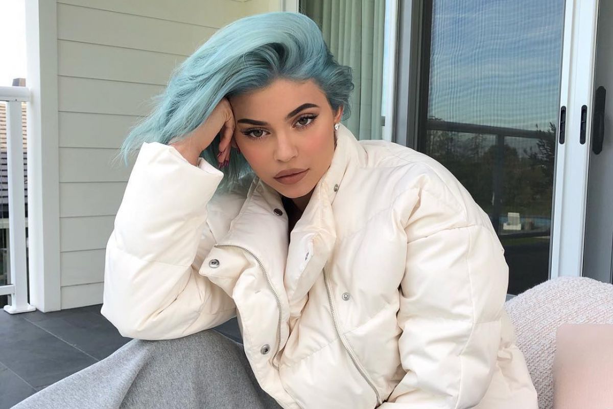 Kylie Jenner dengan warna rambut baru, icy blue
