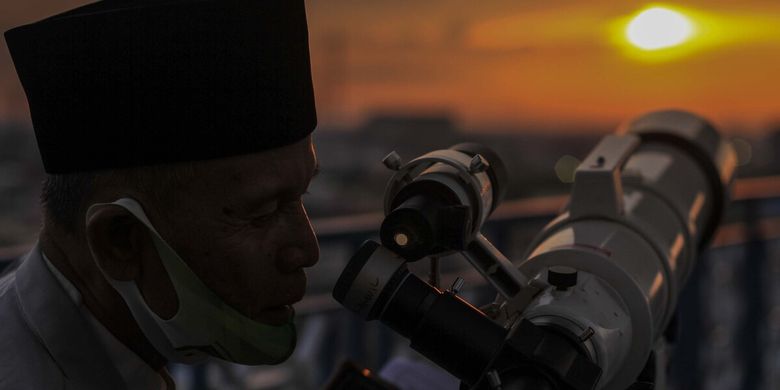 Petugas dari Kantor Wilayah Kementerian Agama (Kemenag) Sumatera Selatan memantau hilal di gedung lantai 7 Universitas Islam Negeri (UIN) Palembang, Senin (12/4/2021). Dari pantauan tersebut, petugas tak dapat terlihat lantaran tertutup awan, sehingga keputusan di mulainya Ramadhan 1442 Hijriah akan dilakukan oleh Kementerian Agama.