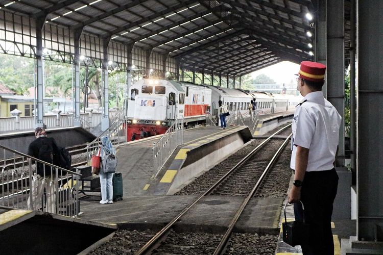 Sejumlah petugas KAI Daop 3 Cirebon memastikan rangkaian kereta api melintas dengan aman di Stasiun Daop 3 Cirebon, Kamis (8/6/2023)