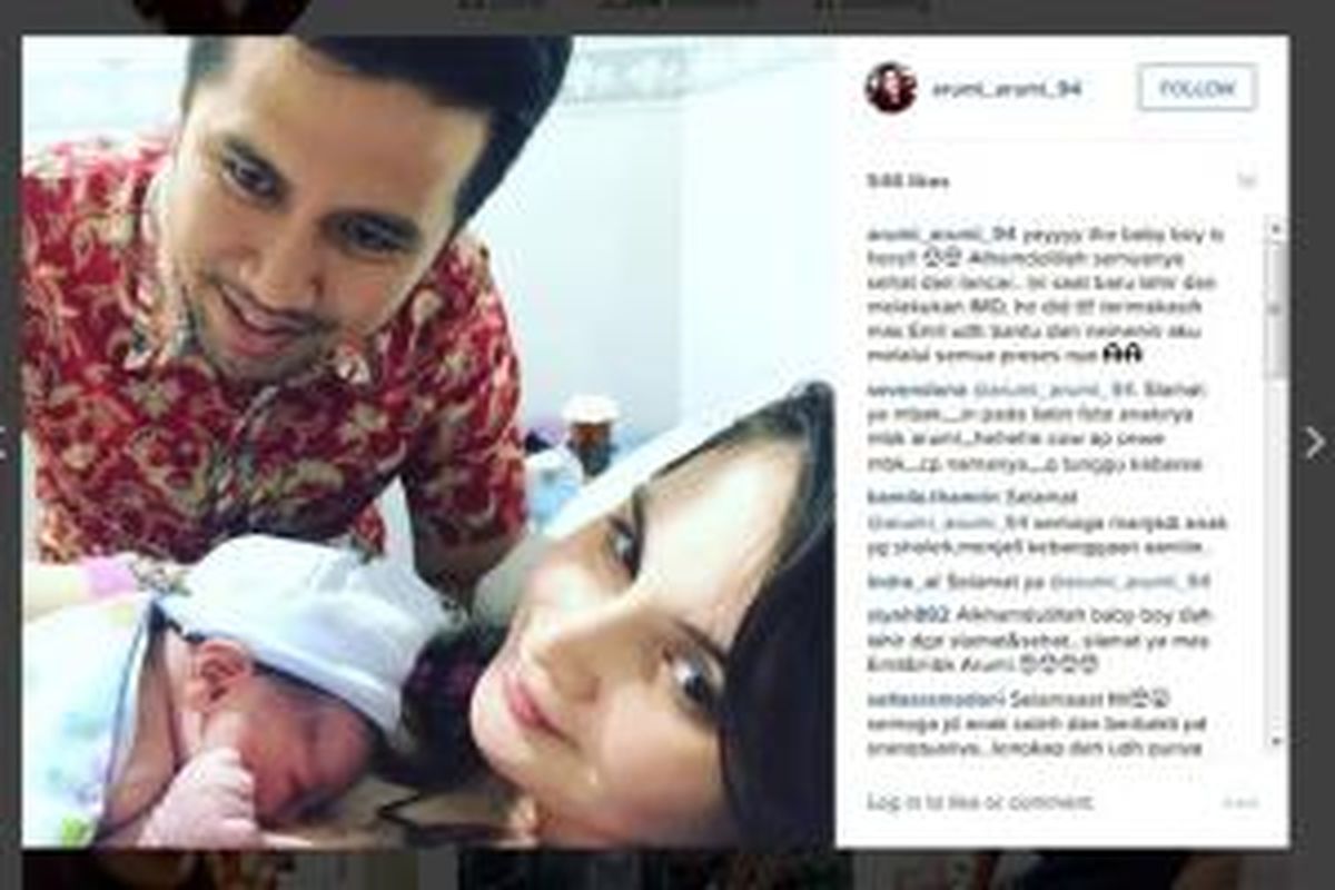 Arumi Bachsin dan Emil Dardak berfoto bersama dengan anak keduanya yang baru lahir, Selasa (17/11/2015).