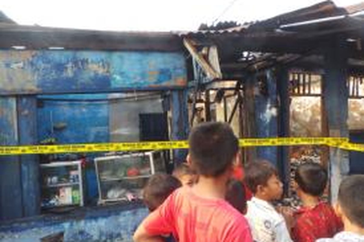 Sebuah rumah terbakar di Pulogebang, Cakung, Jakarta Timur. Kejadian ini merenggut dua korban jiwa. Kamis (17/9/2015)