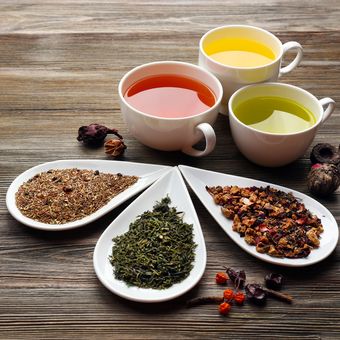 Jenis-jenis teh populer, yakni teh hitam, teh hijau, dan teh putih yang diproses berbeda.