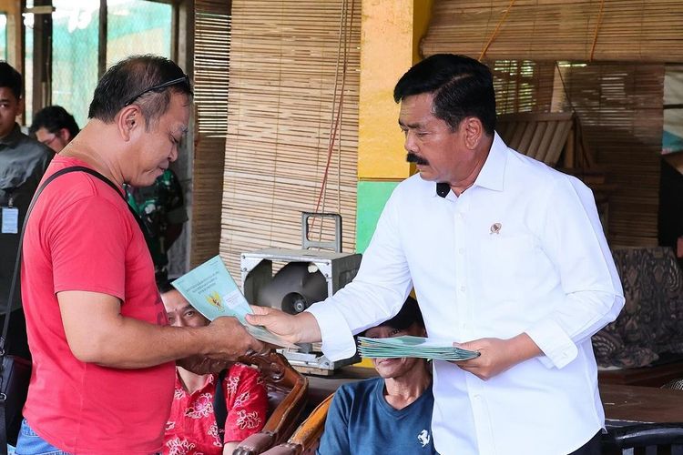 Menteri ATR/Kepala BPN, Hadi Tjahjanto usai menyerahkan sertipikat tanah PTSL secara door to door di Gang Salem, Kecamatan Serpong, Kota Tangerang Selatan, pada Selasa (13/02/2024).
