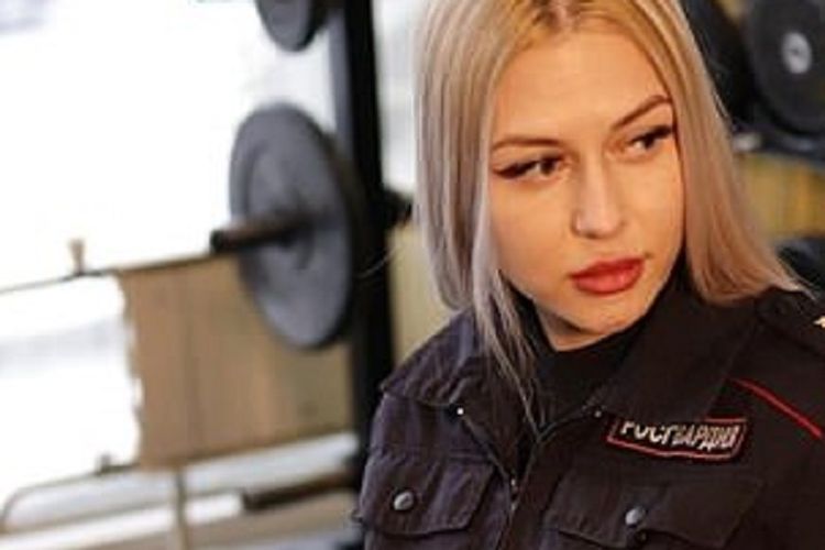 Anna Khramtsova, tentara yang masuk ke dalam Garda Nasional Rusia. Dia mengaku dipecat karena banyak koleganya yang iri setelah menang kontes kecantikan.