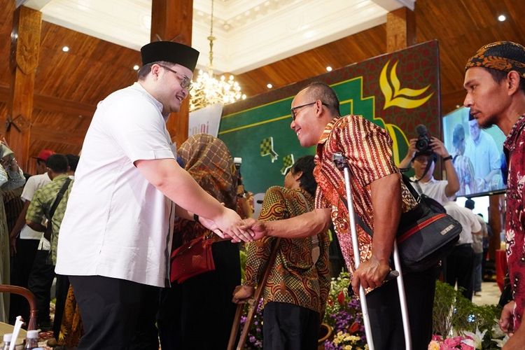 Bupati Kediri Hanindhito Himawan Pramana sambut dan salami belasan ribu warga Kediri di acara Halal Bihalal yang digelar Pemkab Kediri, Selasa (2/5/2033).