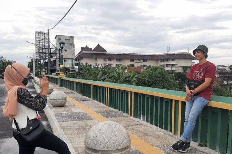 Suasana sore hari di Jembatan Gondolayu Yogyakarta menjadi spot foto muda-mudi, Minggu (7/2/2021).
