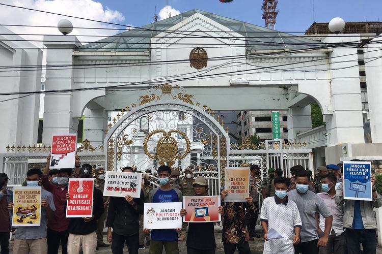 Belasan mahasiswa tergabung dalam kelompok Mahasiswa Peduli Olahraga Sumatera Utara berunjuk rasa di depan Kantor Gubernur Sumut di Jalan Diponegoro, Kota Medan, Selasa (11/1/2022) siang.