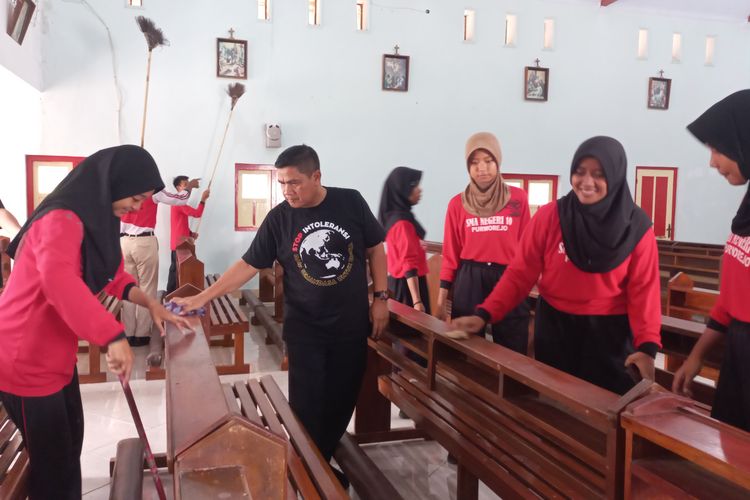 Para siswa SMAN 10 yang multi agama, diajak untuk peduli terhadap tempat-tempat ibadah disekitar lingkungan sekolah. Mereka diajak untuk membersihkan tempat ibadah Gereja dan Masjid. 