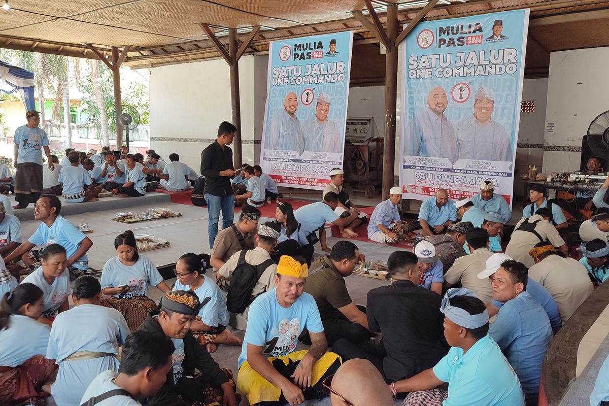 Calon gubernur dan wakil gubernur Bali nomor urut 1, Made Muliawan Arya atau De Gajah dan Putu Agus Suradnyana megibung bersama warga di Desa Sumberkima, Kecamatan Gerokgak, Kabupaten Buleleng, Jumat (11/10/2024).