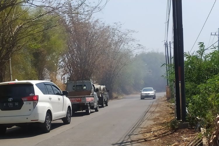 Asap tebal masih menyelimuti jalan di sekitar TPA Jatibarang, Kota Semarang, Jawa Tengah.
