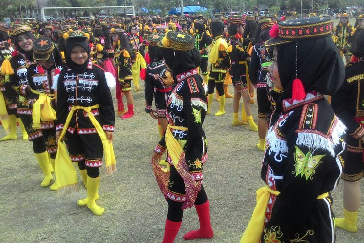 Ribuan penari Tari Angguk menanti waktu untuk beraksi di Alun-alun Kota Wates, Kulon Progo. Aksi mereka demi memeriahkan peringatan HUT ke-67 Kulon Progo, Senin (15/10/2018). 