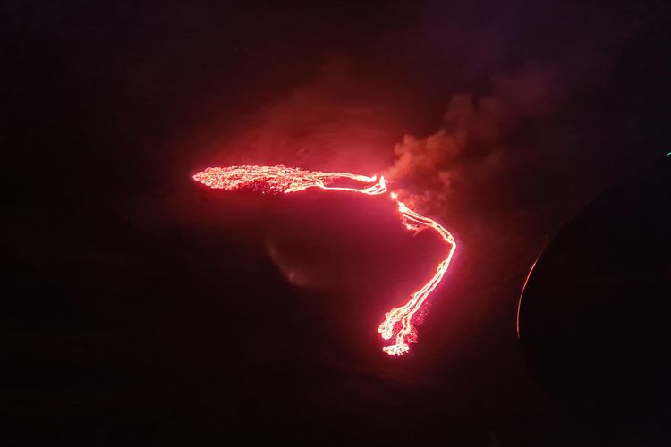 Foto lava yang mengalir dari Gunung Fagradalsfjall di Islandia. Gunung berapi tersebut meletus pada Jumat (19/3/2021) malam waktu setempat.