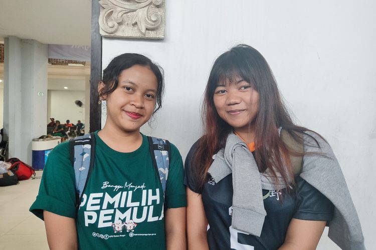 Zefanya (18) dan Tessa (21), dua pemudik dari Terminal Jatijajar Depok menuju Yogyakarta, Rabu (27/12/2023). 