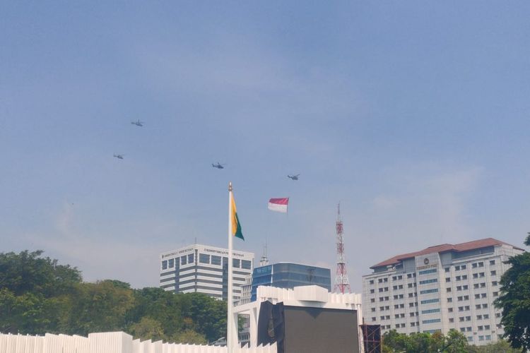 Atraksi helikopter pembawa bendera Merah Putih mewarnai acara gladi kotor HUT ke-78 RI, di Istana Kepresidenan, Jakarta, Minggu (13/8/2023).