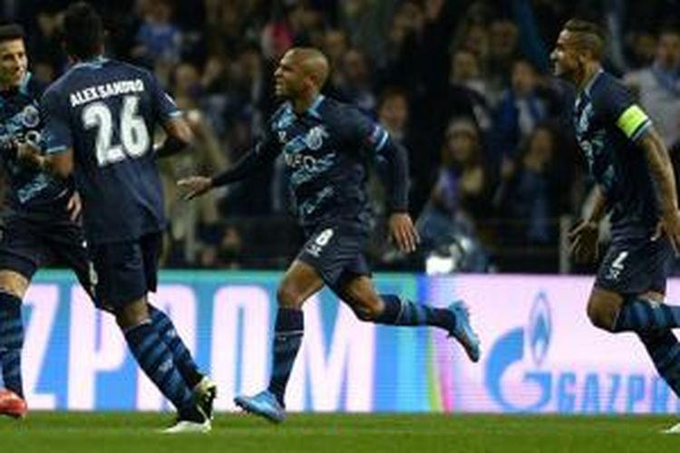 Yacine Brahimi merayakan keberhasilan mencetak gol saat Porto menang atas Basel. 
