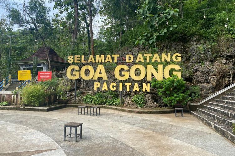 Tulisan selamat datang pada gerbang masuk sebelum menuju pintu Goa Gong di Pacitan, Jawa Timur. 