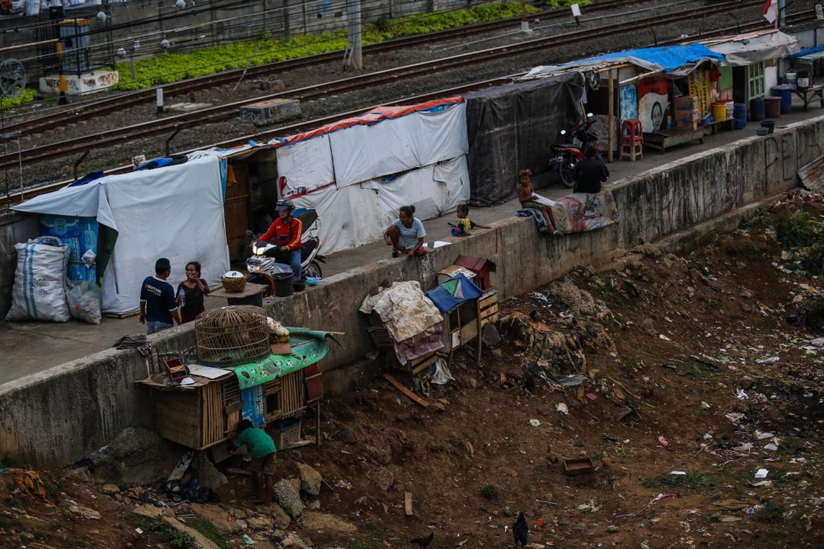 Warga beraktivitas di samping deretan bangunan liar di sepanjang tepi Sungai Ciliwung, Jalan Tenaga Listrik, Tanah Abang, Jakarta Pusat, Sabtu (30/9/2017). Gubuk liar kembali berdiri di sepanjang Sungai Ciliwung akibat kurangnya pengawasan dari Pemprov DKI Jakarta.