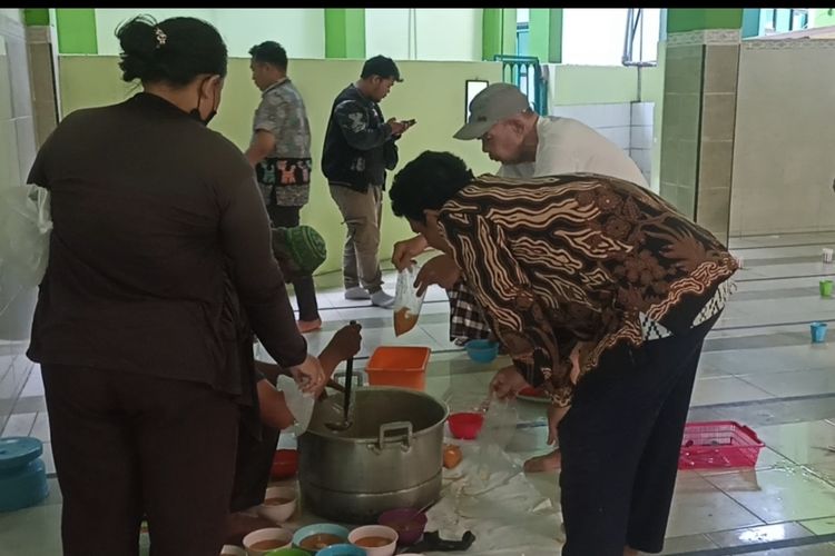 Warga antre mendapatkan Bubur India di Masjid Pakojan Semarang, Jawa Tengah di Bulan Ramadhan pada Selasa (19/3/2024). 