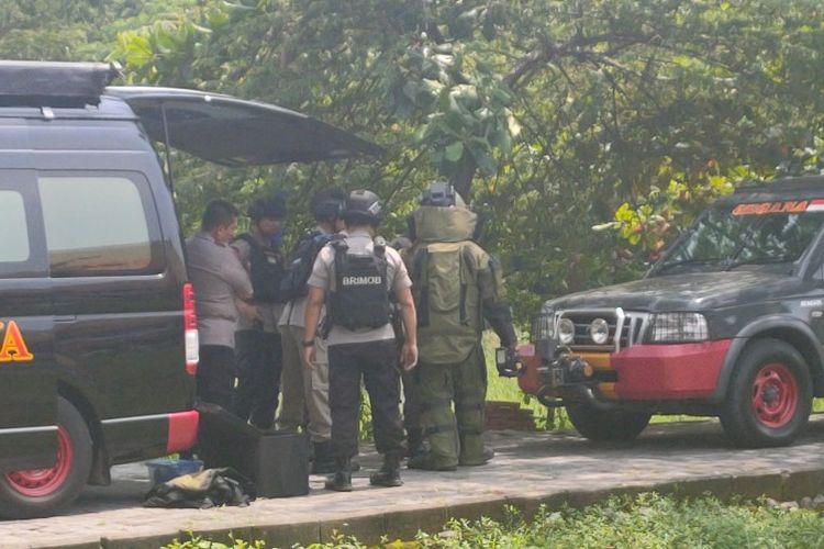 Tim Gegana Brimob bersiap menangani paket yang awalnya diduga bom di Halaman Kampus PGSD Unnes Kota Tegal, Selasa (3/3/2020)