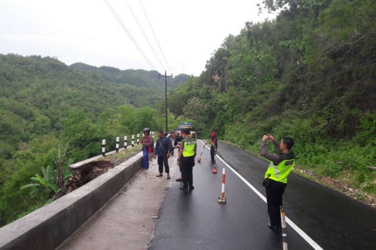 Lokasi longsor di Jalan Menuju Pelabuhan Sadeng, Gunung Kidul. (dokumen BPBD Gunung Kidul)