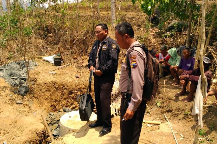 Petugas Kepolisian melakukan oleh TKP galian parit yang menimbun hidup-hidup Waridi (50), warga Desa Kebakalan, Kecamatan Karanggayam, Kebumen, Jawa Tengah, Jumat (26/10/2018).