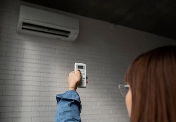 Mengapa Pintu dan Jendela Sebaiknya Ditutup saat AC Menyala?