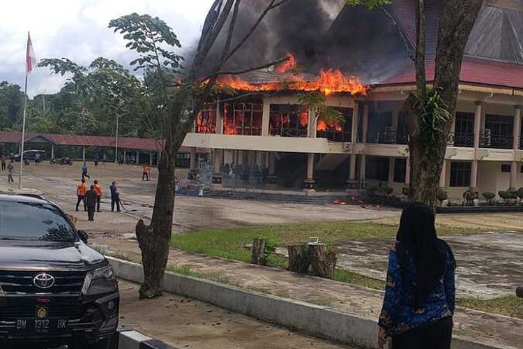 Kebakaran melanda kantor DPRD Inhu di Riau, Selasa (17/1/2023).