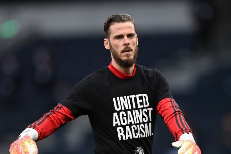 Kiper Manchester United, David De Gea, melakukan pemanasan jelang laga kontra Tottenham Hotspur di Tottenham Stadium, London, pada Sabtu (20/6/2020) dini hari WIB.