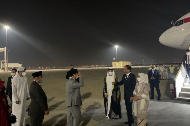 Menteri Pertahanan (Menhan) Prabowo Subianto menyambut kedatangan Presiden Joko Widodo dan rombongan yang tiba di Bandar Udara Internasional Abu Dhabi, Persatuan Emirat Arab (PEA), Jumat (1/7/2022), sekitar pukul 02.15 waktu setempat.