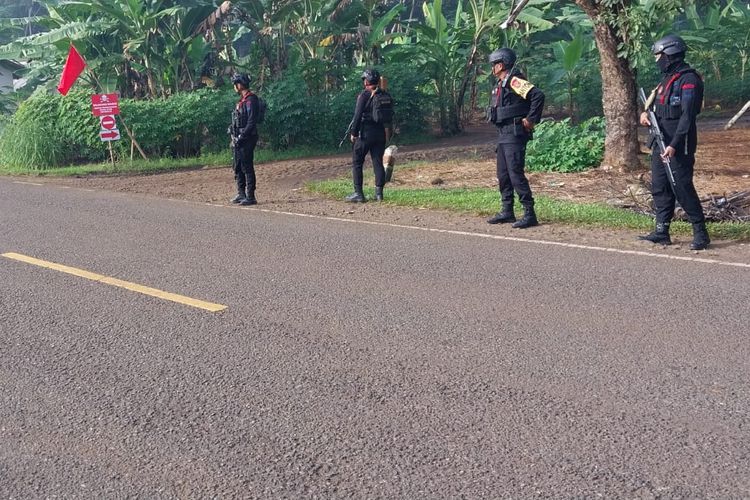 Lokasi tragedi ledakan saat pemusnahan amunisi kedaluwarsa inventaris TNI AD dari Gupusmu III Puspalad tahun 2025 yang menewaskan 13 orang dijaga ketat TNI dan Polisi di Desa Sagara, Kecamatan Cibalong, Kabupaten Garut, Jawa Barat, Selasa (13/5/2025) pagi. 