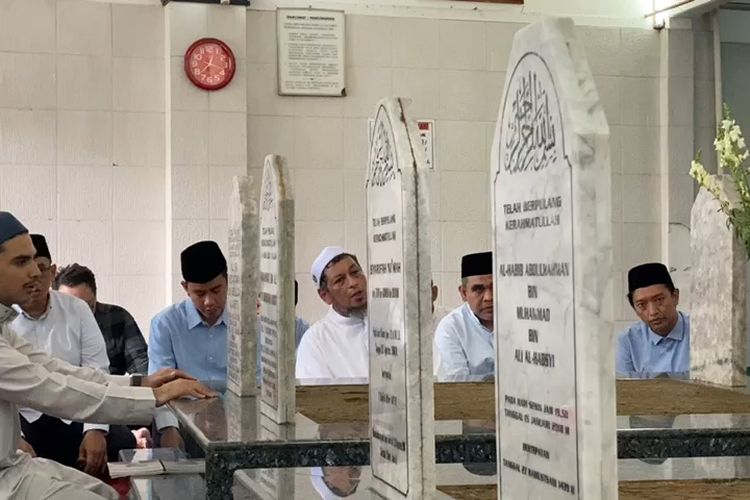 Calon wakil presiden (cawapres) Gibran Rakabuming Raka melakukan ziarah ke makam keluarga Habib Ali Kwitang di Masjid Jami Al Riyadh Kwitang, Jakarta Pusat, Selasa (12/12/2023).