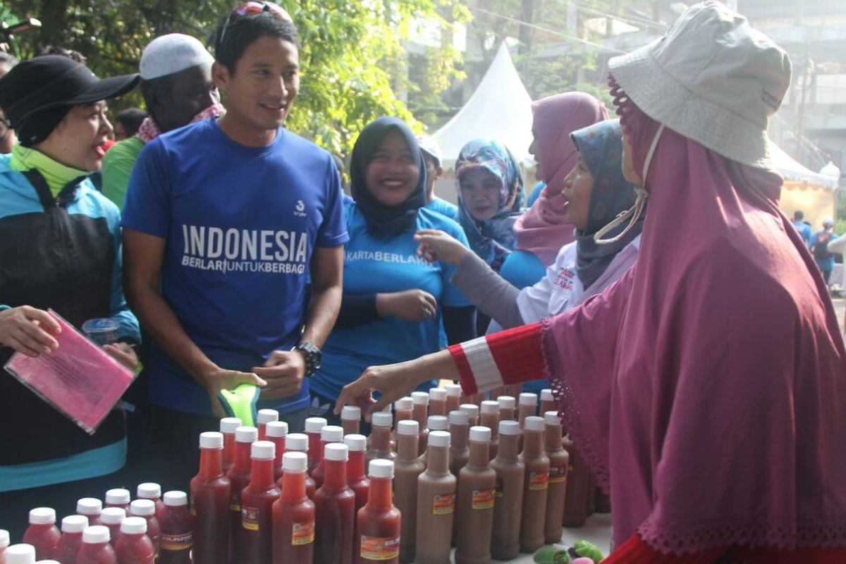 Calon wakil gubernur DKI Jakarta Sandiaga Uno melihat produk binaan OK-OCE (One Kecamatan One Center for Entrepreneurship) dalam bazar yang diadakan di Jalan Sriwijaya, Jakarta Selatan, Minggu (5/3/2017) pagi.