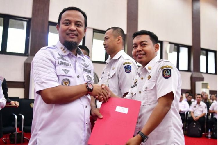 Gubernur Sulawesi Selatan Andi Sudirman Sulaiman menyerahkan SK kepada 85 PNS. 