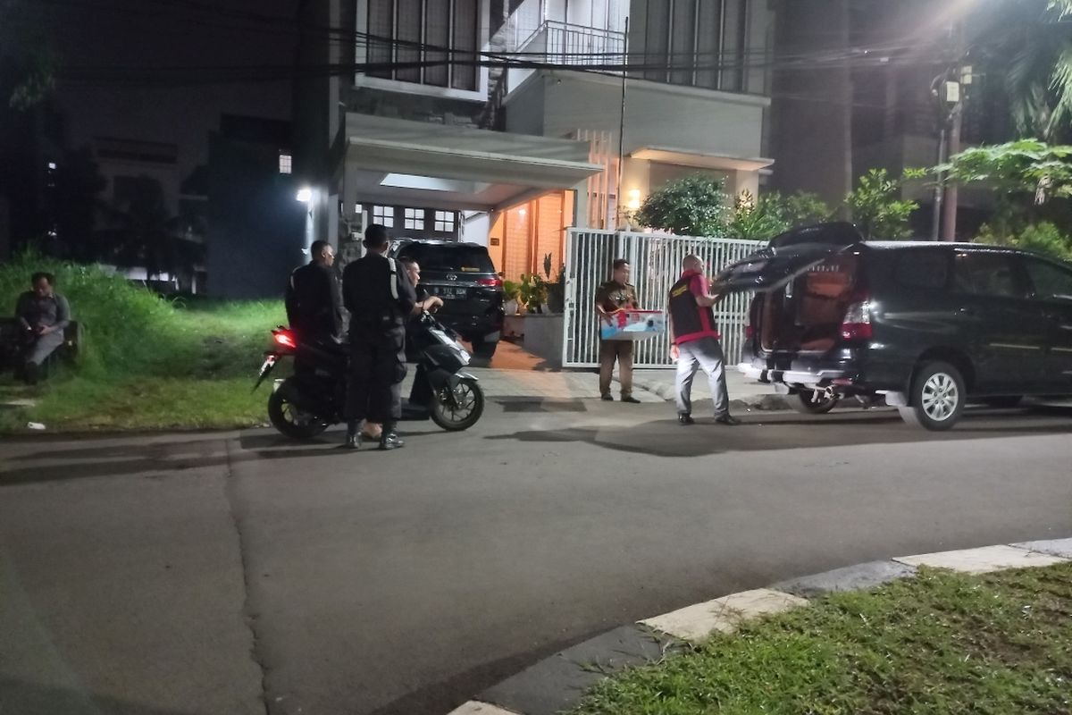 Penyidik Kejaksaan Tinggi DKI Jakarta menggeledah rumah di Perumahan Pesona Khayangan, Depok untuk mencari barang bukti atas kasus mafia tanah di Cipayung, Jakarta Timur pada Kamis (19/5/2022).