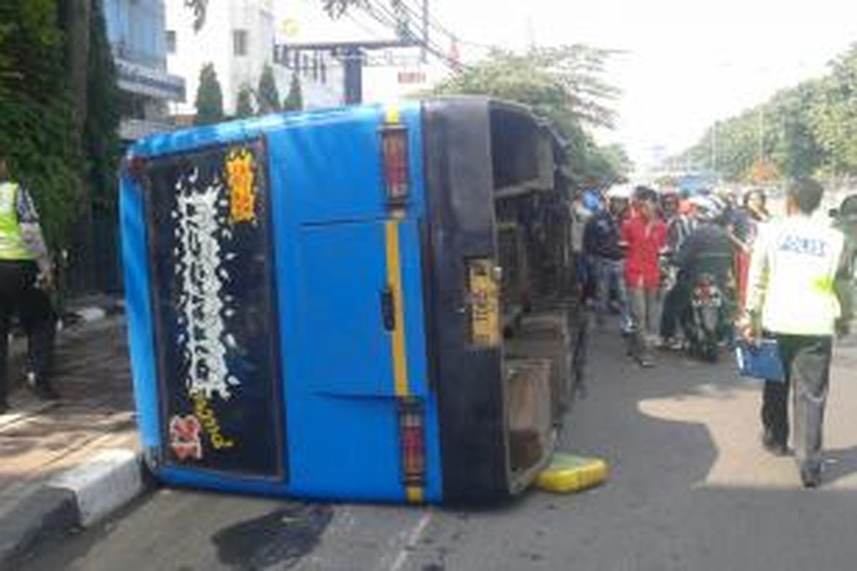 Kondisi bus Kopami yang terlibat kecelakaan dengan bus Transjakarta, Rabu (30/7/2014).