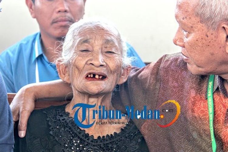 Nenek Saulina boru Sitorus alias Ompung Linda (92) menjalani sidang putusan di Pengadilan Negeri Balige, Toba Samosir, Sumatera Utara, Senin (29/1/2018). Dia divonis 1 bulan 14 hari penjara gara-gara menebang pohon durian untuk membangun tugu makam leluhur. 