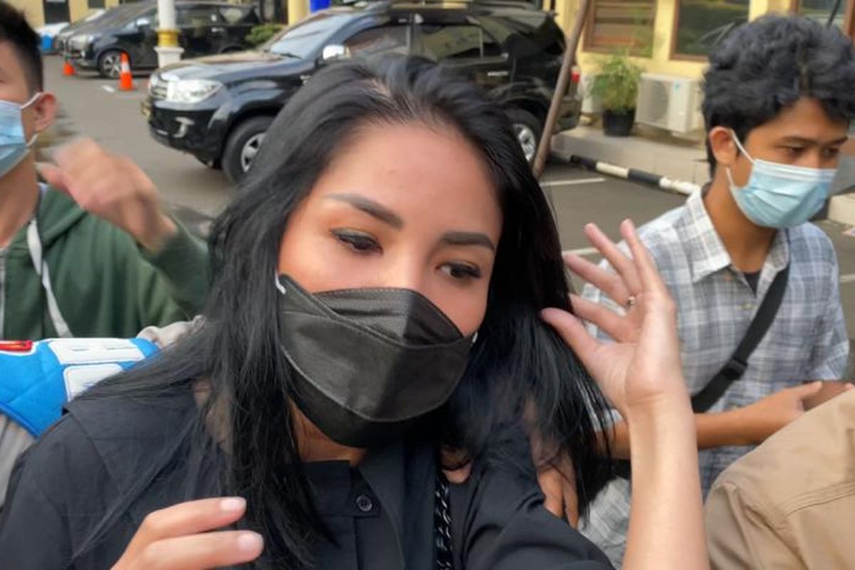 Nindy Ayunda ditemui usai menjalani pemeriksaan sebagai saksi terkait kasus penyalahgunaan narkotika suaminya di Polres Jakarta Barat, pada Selasa (19/1/2021).