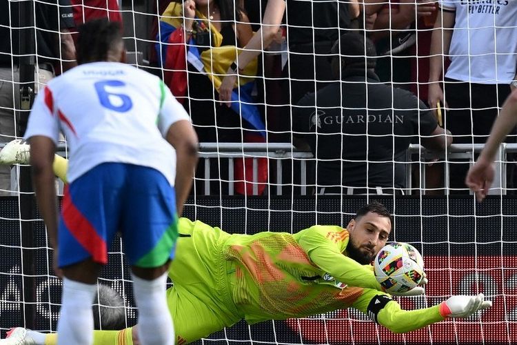 Aksi Gianluigi Donnarumma membendung sepakan penalti dalam laga uji coba antara Venezuela vs Italia di Chase Stadium, 21 Maret 2024.  Claudio Villa/Getty Images/AFP (Photo by CLAUDIO VILLA / GETTY IMAGES NORTH AMERICA / Getty Images via AFP)