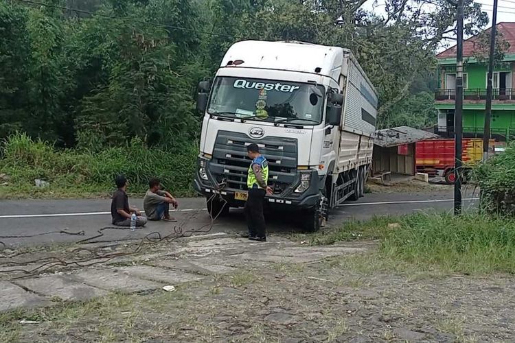 Ikuti google map truk tronton nopol B 9503 UEW memuat cairan politur 8 ton yang dikemudikan oleh Widi Sapto (40) warga Kota Cikarang, Jawa Barat tak kuat menanjak di jalur menanjak ekstrem Sarangan- Cemorosewu, Kabupaten Magetan. Widi mengaku tak mengetahui medan jalan yang cukup ekstrem dengan tanjakan dan tikungan tajam karena tidak pernah melalui jalan tersebut.