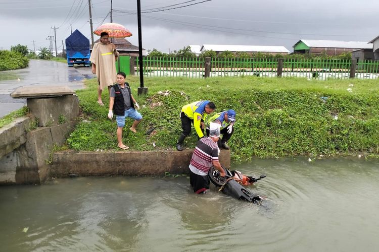 Proses evakuasi motor yang dikendarai MSM di sungai Desa Karangmlati, Kecamatan Demak, Kabupaten Demak. (dok.Satlantas Polres Demak).