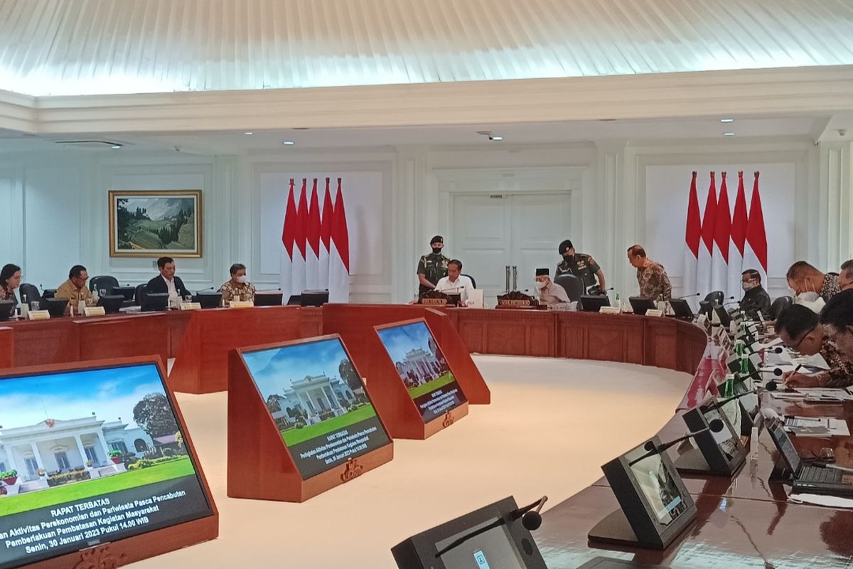 Presiden Joko Widodo saat memimpin rapat terbatas (ratas) pasca-pencabutan PPKM di Kantor Presiden, Jakarta, Senin (30/1/2023).