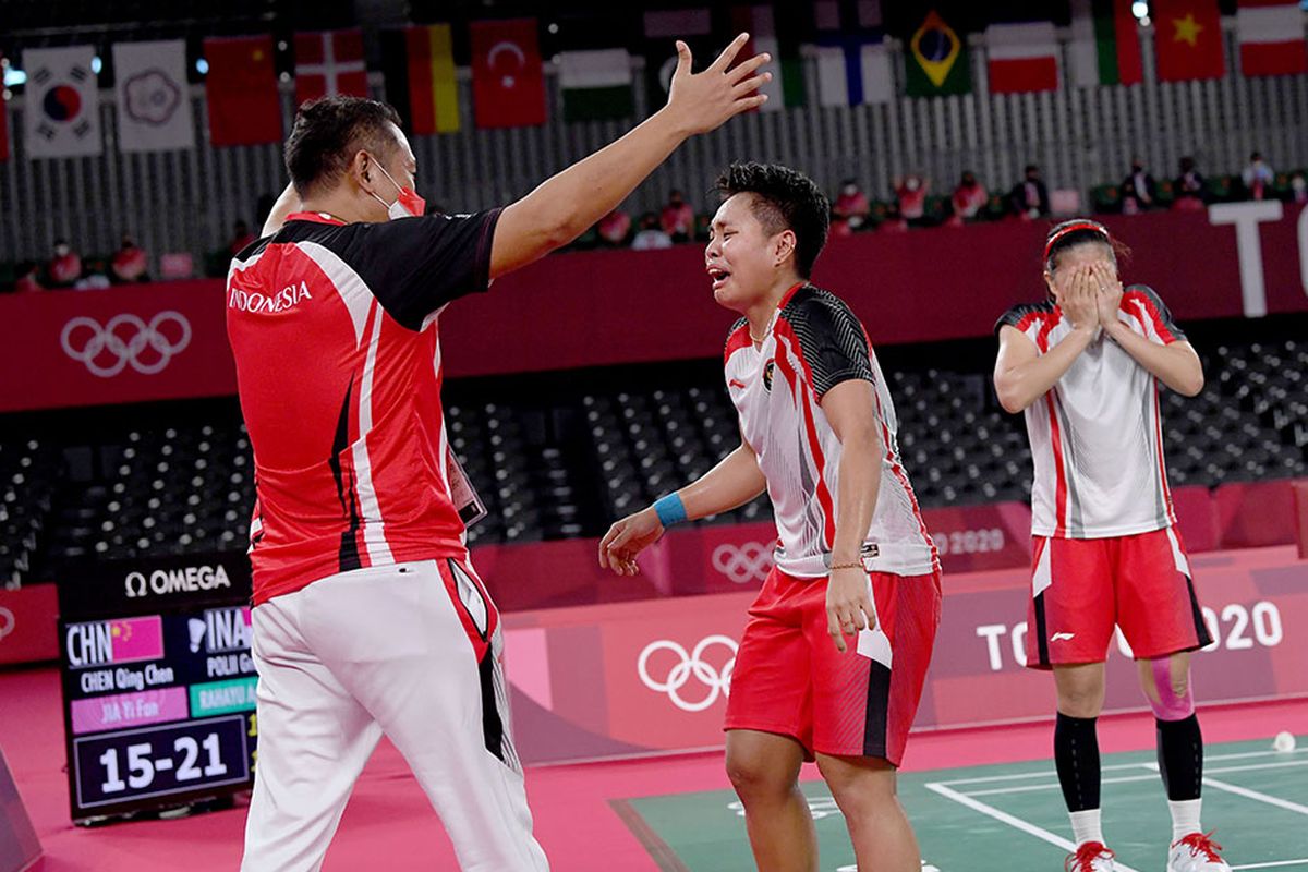 Pebulu tangkis ganda putri Indonesia Greysia Pollii/Apriyani Rahayu melakukan selebrasi dengah pelatih mereka Eng Hian setelah mengalahkan lawannya ganda putri China Chen Qing Chen/Jia Yi Fan dalam final Olimpiade Tokyo 2020 di Musashino Forest Sport Plaza, Tokyo, Jepang, Senin (2/8/2021). Greysia Pollii/Apriyani Rahayu berhasil meraih medal emasi setelah mengalahkan Chen/Jia Yi Fan dua set langsung dengan skor 21-19 dan 21-15.