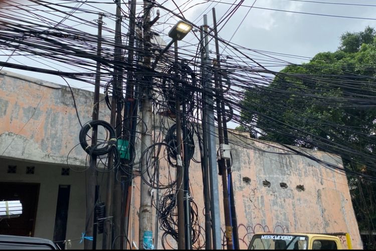 Pemkot Jaksel Masih Cari Solusi Terbaik untuk Masalah Kabel Semrawut di Kuningan