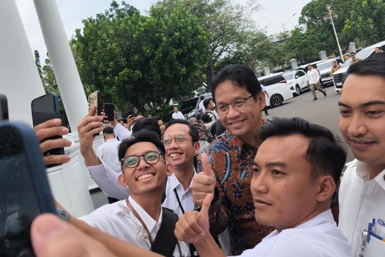 Menteri Keuangan (Menkeu) Purbaya Yudhi Sadewa menjadi sorotan dan diajak berswafoto ketika datang ke Kompleks Istana, Jakarta, Senin (20/10/2025).