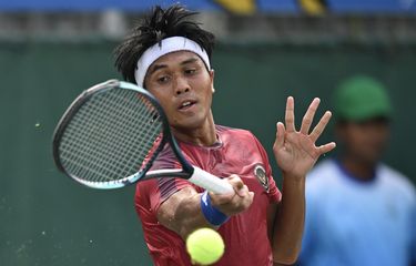 Petenis Indonesia M Fitriadi mengembalikan bola ke arah petenis Thailand Maximus Jones pada final tenis beregu putra SEA Games 2025 di National Tennis Development Center, Pak Kret, Nothanburi, Bangkok, Thailand, Sabtu (13/12/2025). ANTARA FOTO/Nova Wahyudi/tom.
