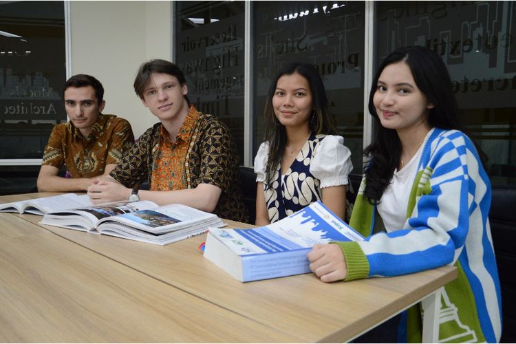 Kolaborasi diskusi pembelajaran mahasiswa asing Polytech Nantes, Prancis dengan mahasiswa FTSP-Usakti 