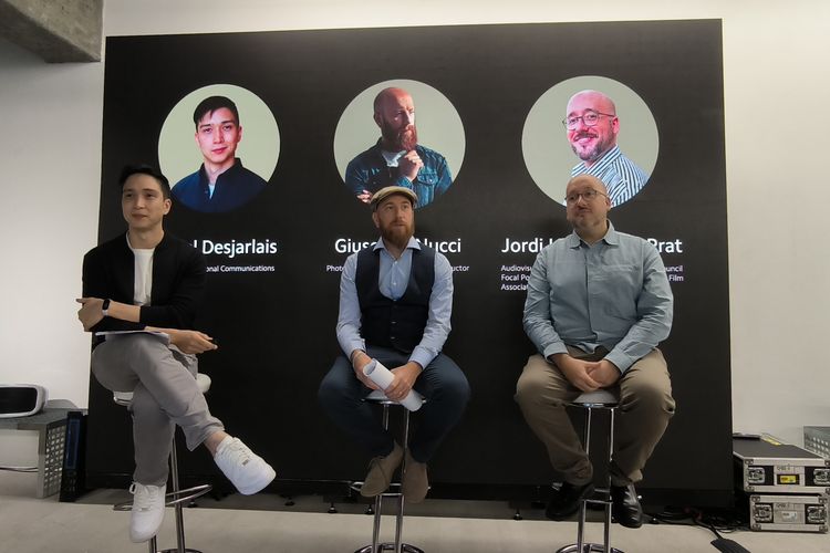 Fotografer Dokumenter dan guru foto Giuseppe Nucci (tengah) di acara Xiaomi Story in Sight di Berlin, Jerman pada Senin (25/9/2023) lalu.