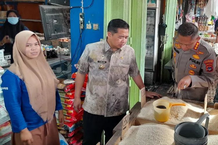Walikota Banjarmasin, Ibnu Sina (tengah) melakukan monitoring stok pangan jelang Nataru di Pasar Sentra Antasari. 