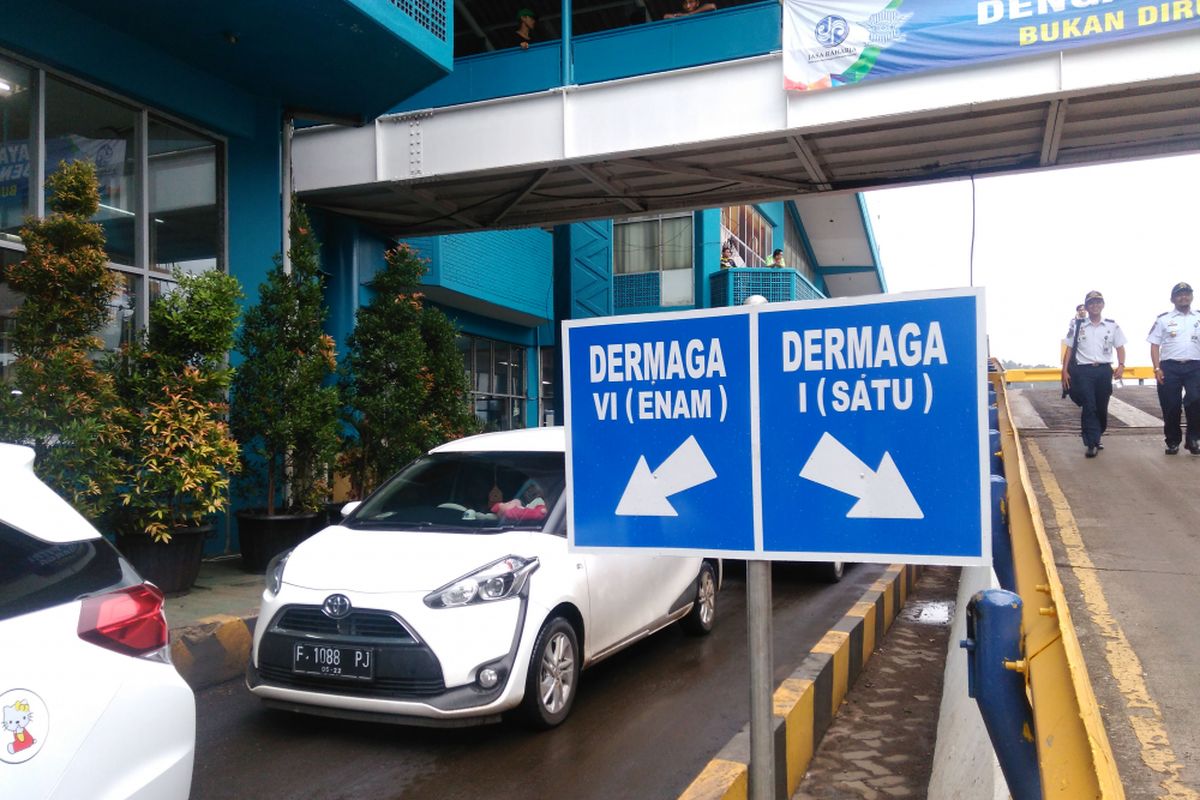 PT ASDP Indonesia Ferry mengoperasikan enam dermaga di Pelabuhan Merak, Cilegon, Banten, untuk menjaga kelancaran arus balik Lebaran 1438 Hijriah, Jumat (30/6/2017). Dermaga III yang rusak akibat dihantam kapal Portlink III pun sudah diperbaiki sementara.