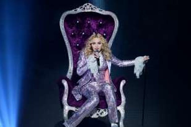 Madonna tampil dalam sebuah pertunjukan penghormatan untuk mendiang Prince pada perhelatan Billboard Music Awards di Las Vegas, Nevada, AS, Minggu (22/5/2016) waktu setempat.